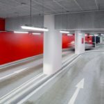 les luminares LED remplacent les tubes fluorescents dans un parking - photo Trilux