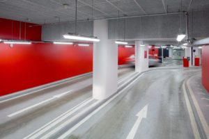les luminares LED remplacent les tubes fluorescents dans un parking - photo Trilux